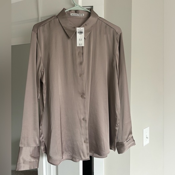 Abercrombie women’s satin button down. Never worn! - Picture 1 of 3